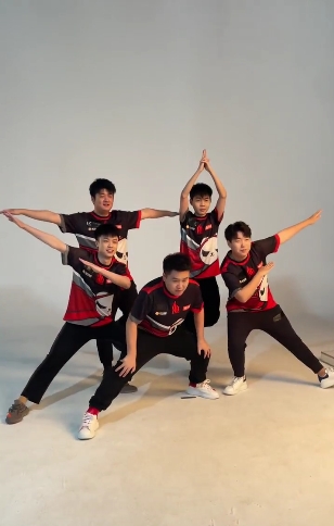 【资讯】新征程,新面貌!揭秘CFPL S23定妆照幕后花絮游戏攻略_手游下载 第3张 【资讯】新征程,新面貌!揭秘CFPL S23定妆照幕后花絮游戏攻略_手游下载 第3张