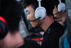 【资讯CZY五杀BS轻取XROCKQ9直落两局击败LGD再回第四游戏攻略_手游下载