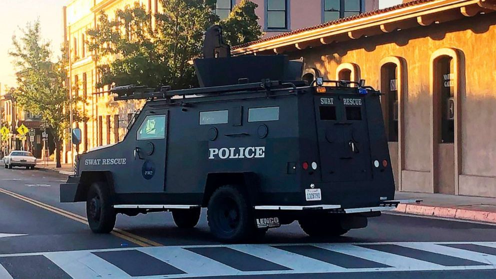 美国特警装甲车图片_美国特警全副武装图片  第1张